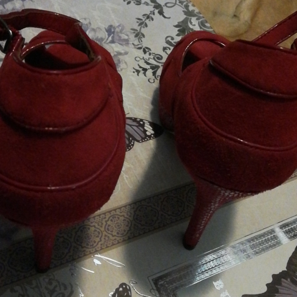 Shoes - Picture 3 of 4